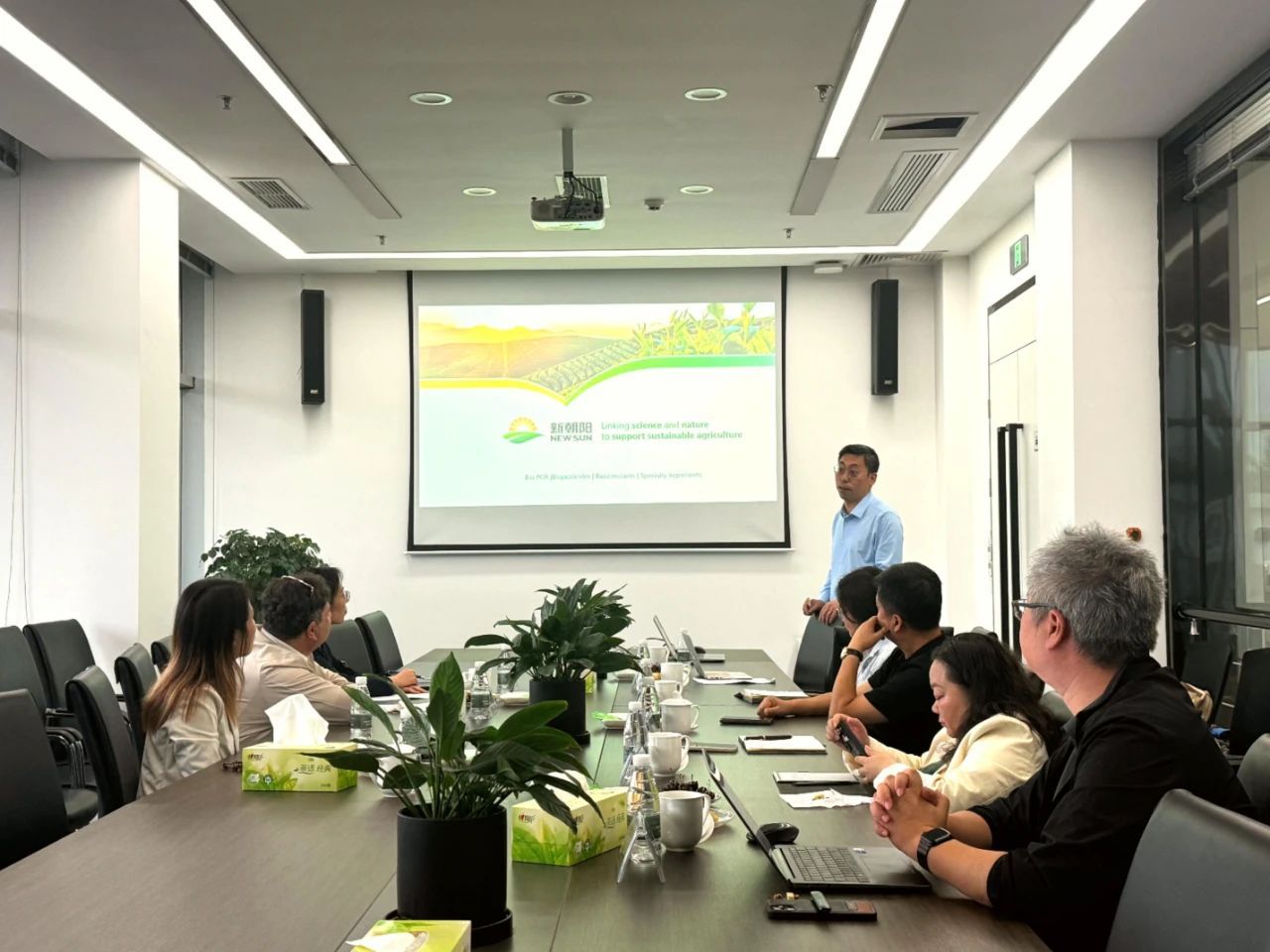 以色列駐成都總領(lǐng)事代表團(tuán)一行蒞臨新朝陽(yáng)參觀交流，共探中以農(nóng)業(yè)科技協(xié)同發(fā)展之路